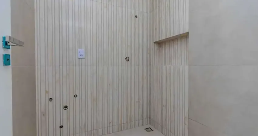 Sobrado com 3 suítes sendo 1 master e 2 vagas de garagem em camboriú/sc