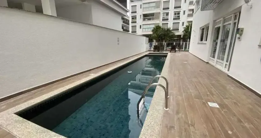 Cobertura duplex com 4 dormitórios sendo 3 suítes e 3 vagas de garagem em jurerê, florianópolis/sc