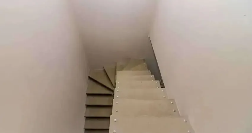 Sobrado novo com 2 suítes e 1 vaga de garagem, sertão do trombudo em itapema/sc