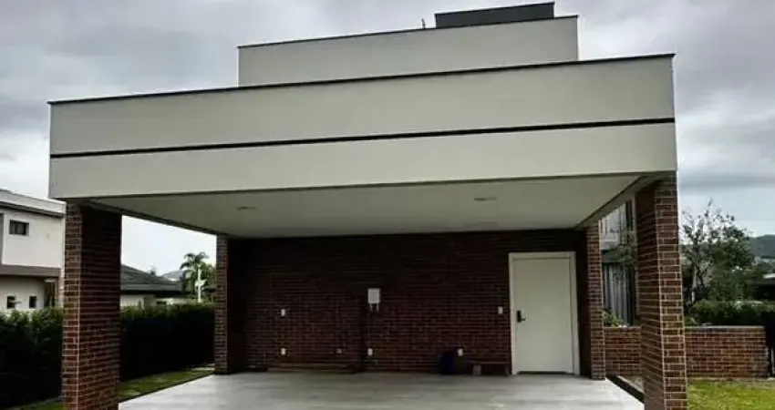 Casa de alto padrão com 4 suítes e 8 vagas de garagem no centro de camboriú