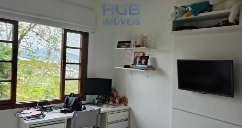 Casa duplex com 4 dormitorios e linda vista da cidade em plena natureza