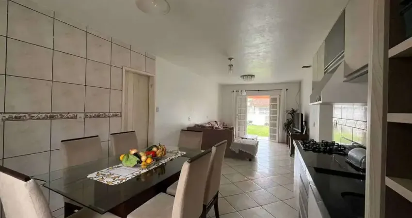 Casa com 3 dormitórios e 2 vagas de garagem, á 300m do mar em navegantes - meia praia/sc