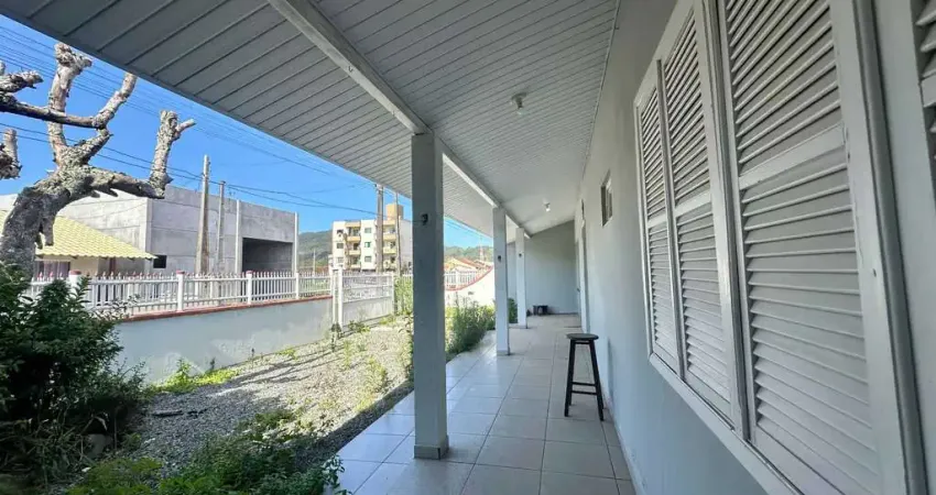 Casa com 3 dormitórios e 2 vagas, 850m da praia do gravatá - navegantes/sc
