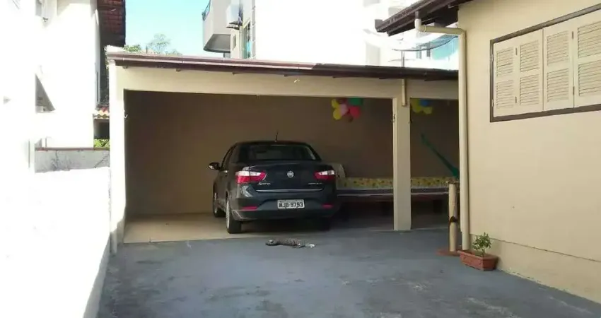 Casa com 3 dormitórios a 200m do mar, próximo a avenida principal no bairro bombas — bombinhas/sc