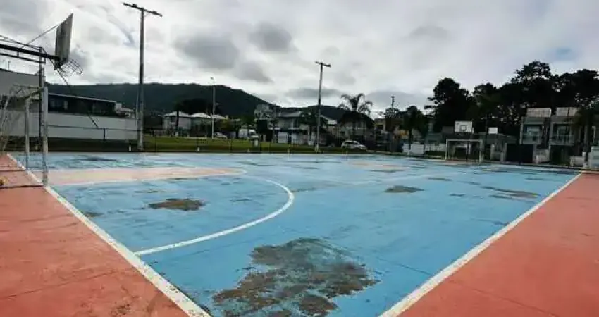 Casa alto padrão 3 dormitórios sendo 1 suíte e 2 demi-suítes e 2 vagas em florianópolis/sc