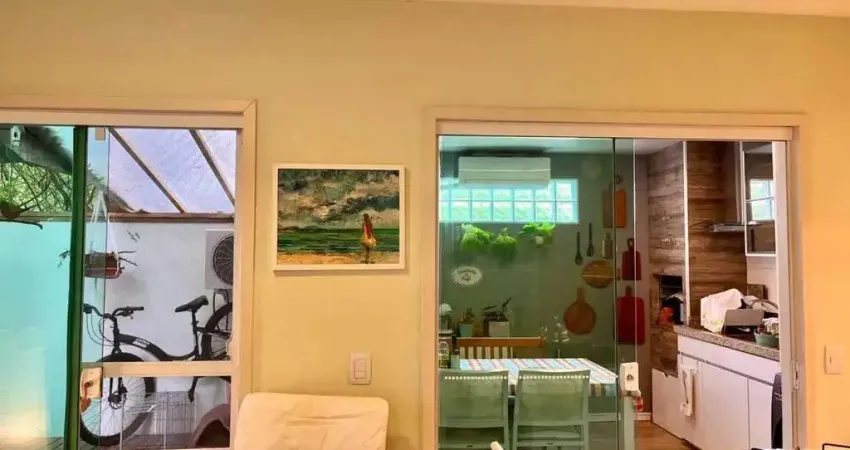 Casa com 3 dormitórios sendo 2 suítes e 1 vaga, a 150m do mar em bombinhas/sc
