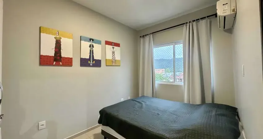 Apartamento mobiliado com 2 dormitórios e 1 vaga a 700m do mar em gravatá, navegantes/sc