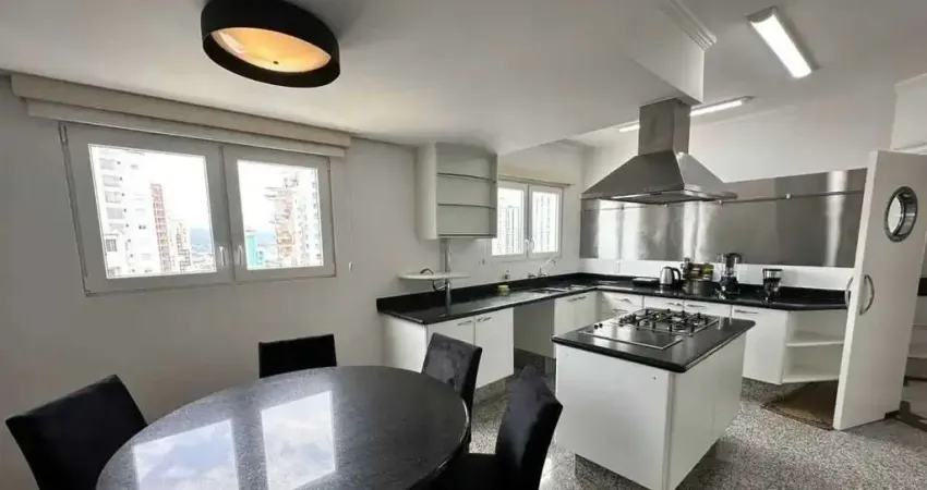 Cobertura duplex com 5 dormitórios sendo 4 suítes e 4 vagas de garagem em balneário camboriú