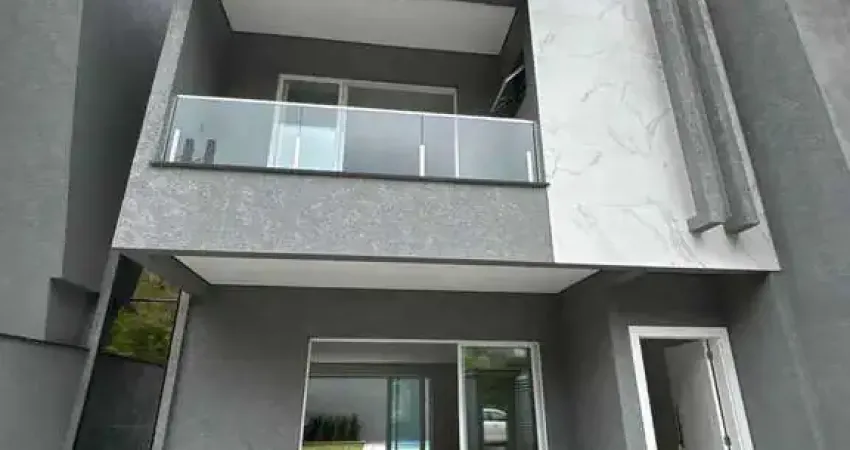 Sobrado com 3 dormitórios sendo 2 suítes e 1 master e 2 vagas de garagem, camboriú/sc