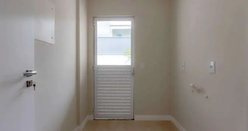 Sobrado geminado novo! com 4 suítes e 2 vagas de garagem no centro em balneário camboriú - sc