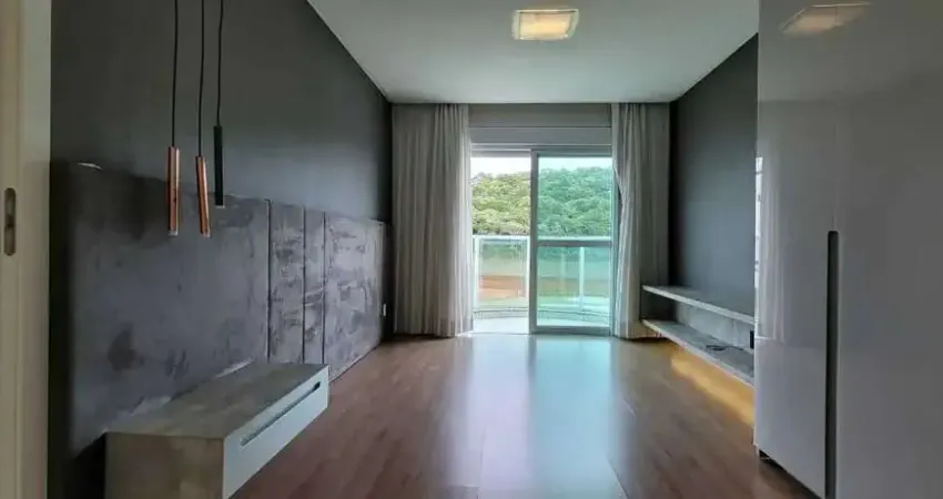 Apartamento mobiliado em condomínio fechado com 3 dormitórios sendo 1 suíte e 2 vagas de garagem em itajaí/sc