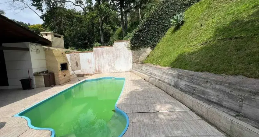 Casa com 3 dormitórios sendo 1 suíte e 1 vaga de garagem no bairro cabeçudas em itajaí/sc