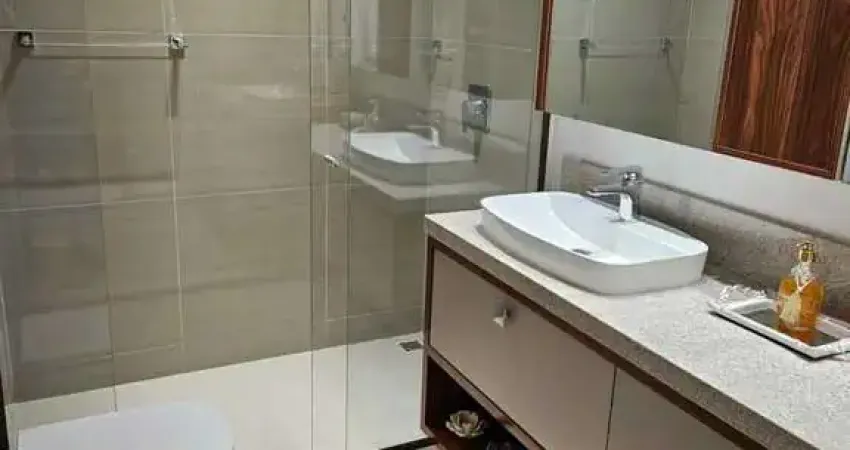 Apartamento com 4 dormitórios sendo 2 suítes e 4 vagas de garagem no centro de balneário camboriú