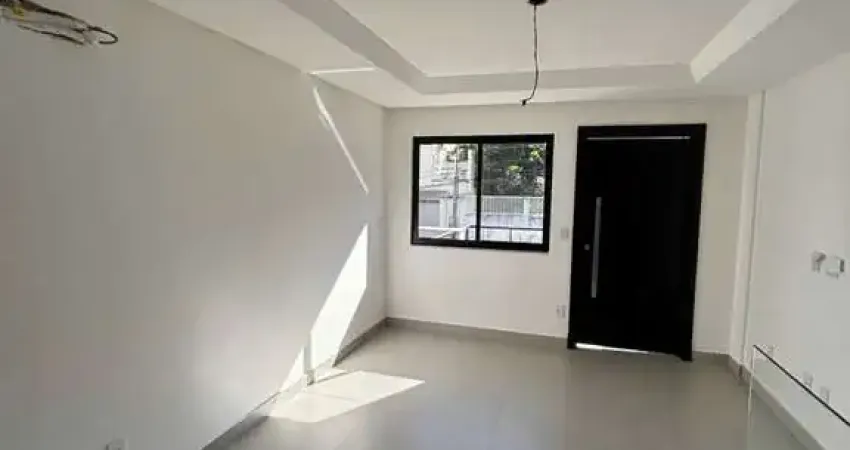 Sobrado triplex com 3 suítes e 4 vagas de garagem no bairro ariribá em balneário camboriú/sc