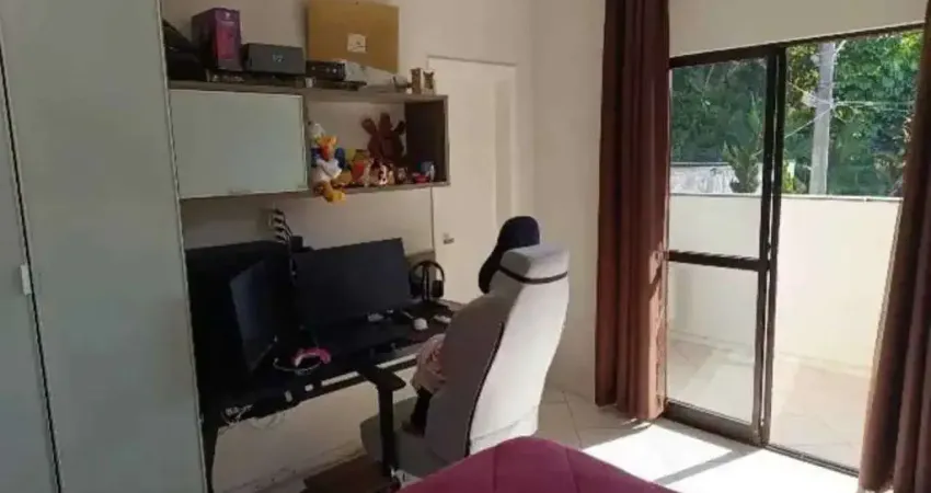 Ampla casa com 4 suítes e 4 vagas de garage, piscina e área de festa espaçosa - fazendinha itajaí/sc