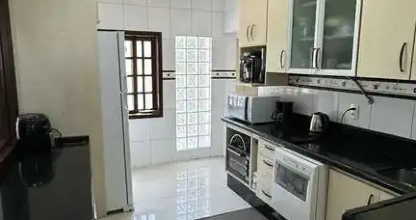 Casa com 3 dormitórios sendo 3 suítes e 4 vagas de garagem em joinville/sc