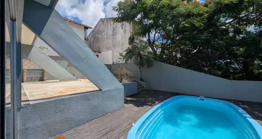 Casa com 5 dormitórios sendo 3 suítes e 4 vagas de garagem em Florianópolis/SC