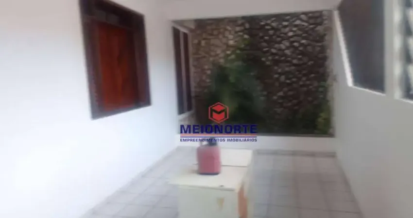 Casa Ampla no Cohaserma com 3 Quartos, Quintal e Garagem para 4 Veículos