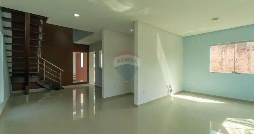 Casa sobrado em Flores, Conjunto Beija Flor, 3 quartos, sendo 1 suíte com closet
