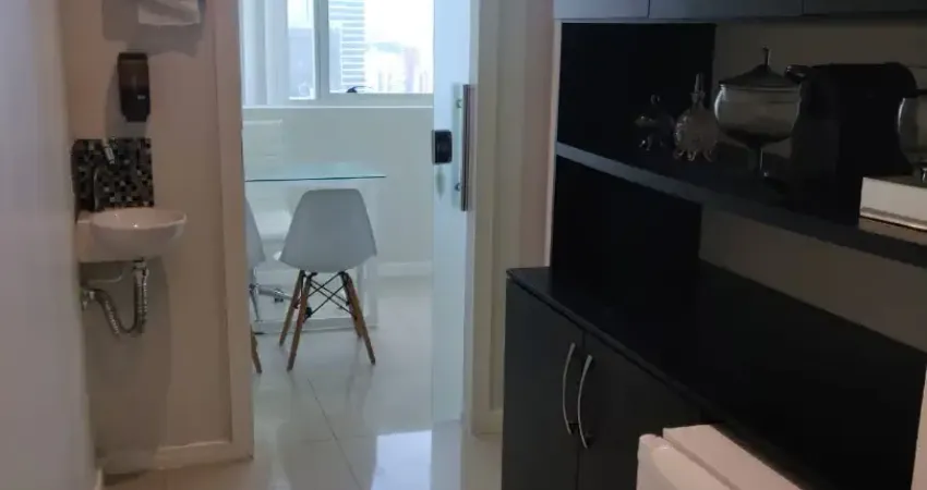Sala no ceo salvador shopping com 36m, 01 vaga de garagem, decorada e mobiliada!