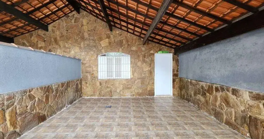 Casa Térrea 03 dormitórios na Vila Guilhemrina, em Praia Grande/SP.