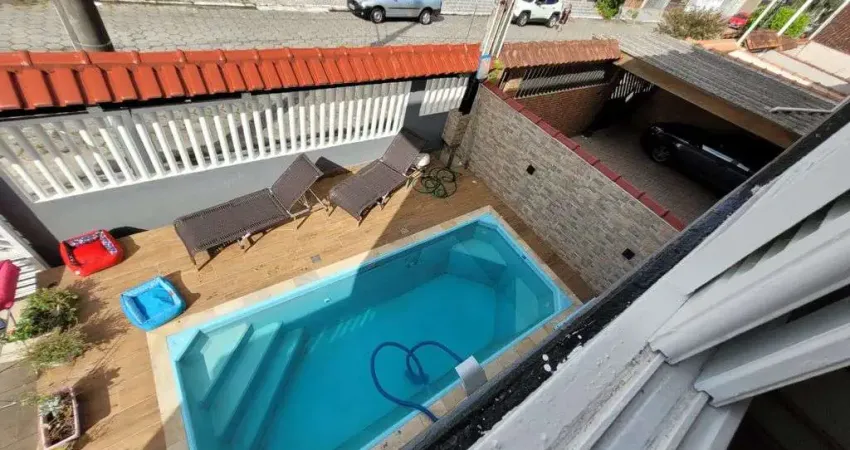 Luxuosa Casa de Dois Andares a Apenas 200m da Praia - 3 Dormitórios, 2 Suítes