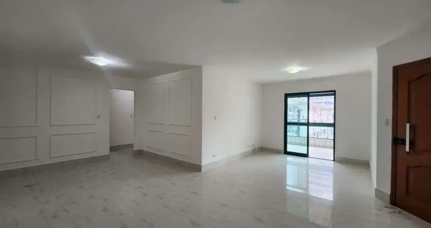 Apartamento REFORMADO no Canto do Forte - 350 metros do mar.