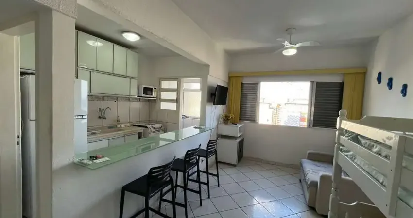 Kitnet com elevador toda bonita a uma quadra da praia na Vila Tupi