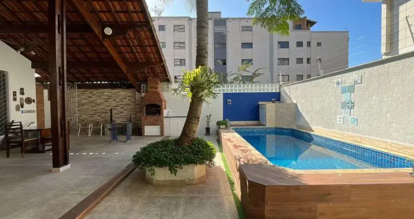 Sobrado Triplex com 3 Dormitórios, 2 Suítes, Piscina e Churrasqueira – 210m2
