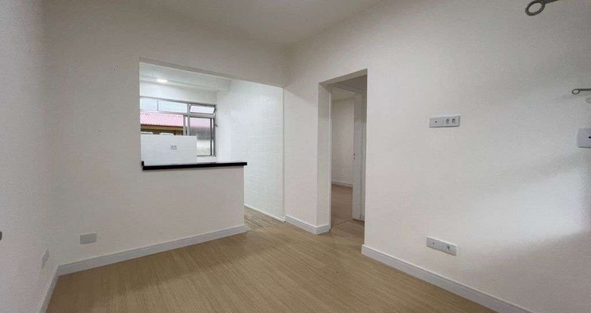 Apartamento 1 dorm reformado no 2º andar de escada na avenida da Praia