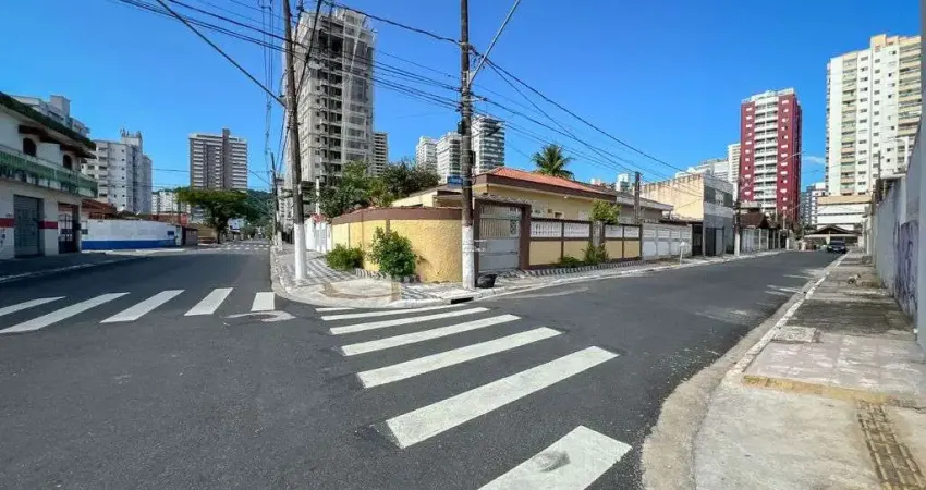 Casa de Esquina no Canto do Forte – Conforto, Espaço e Localização Privilegiada!