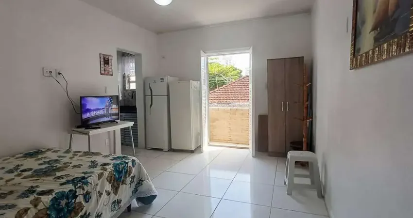 Kitnet semi mobiliada a 200 metros da praia com sacada na vila guilhermina