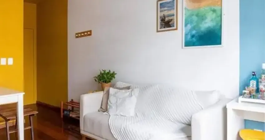 Excelente apartamento de 2/4 com dependência de empregada, no costa azul