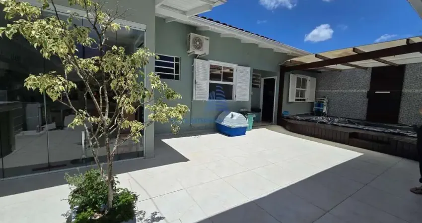 Casa plana no bairro santa mônica, cozinha e banheiros reformados, área de lazer, garagem