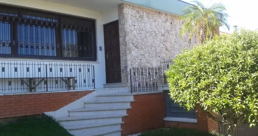 Casa com 3 quartos para alugar na Rua Manauê, 98, Vila Assunção, Porto Alegre