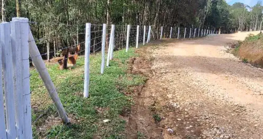 Chácara com 3 mil m²,cercada, com córrego,mina d'agua, bosque