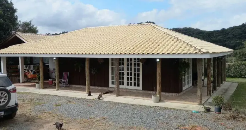 Chácara com casa, deck, toda cercada, com estufa produzindo
