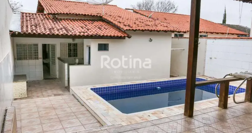 Casa com 3 quartos à venda na Rua Perdizes, --, Cidade Jardim, Uberlândia