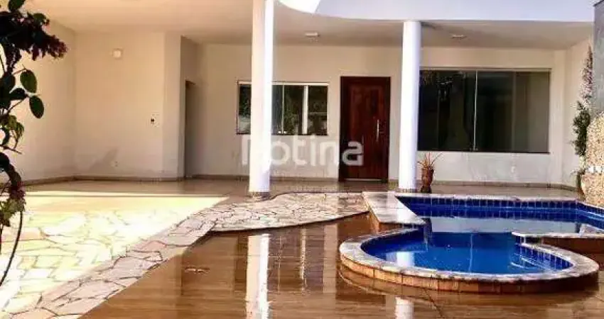 Casa com 3 quartos à venda na Avenida Platina, --, Dona Zulmira, Uberlândia