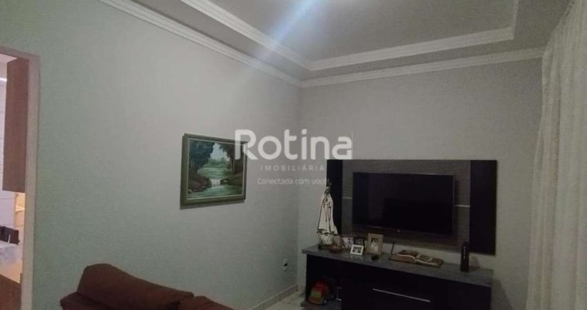 Apartamento com 3 Quartos e 2 banheiros à Venda, 70 m² por R$ 270.000