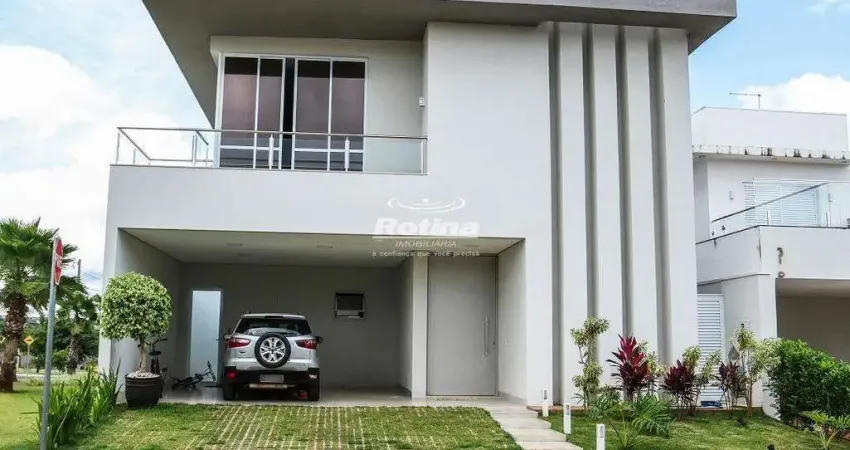 Casa condomínio fechado, 4 suítes, no bairro cond. splendido