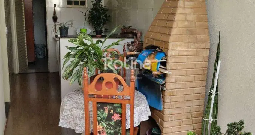 Casa com 4 quartos à venda na Rua Treviso, --, Presidente Roosevelt, Uberlândia