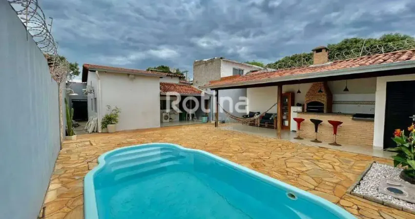 Casa com 3 quartos à venda na Avenida Doutor José Marçal Neto, --, Conjunto Segismundo Pereira, Uberlândia