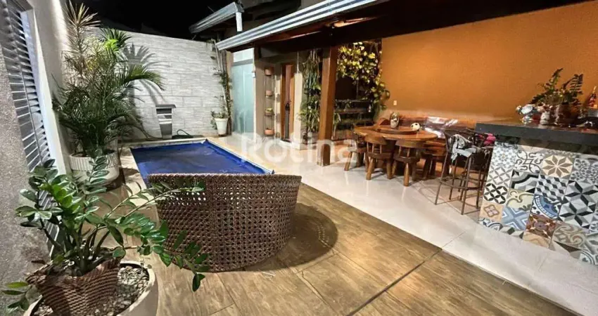 Casa com 3 quartos à venda na Rua Salto Grande, --, Granada, Uberlândia