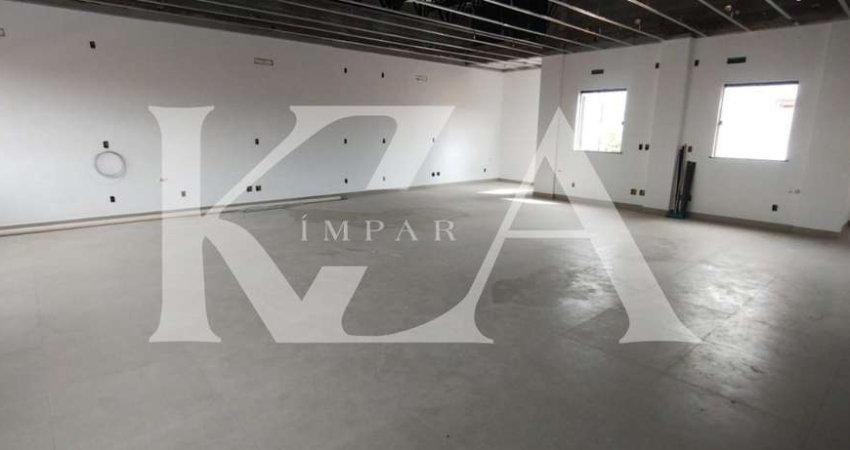 Salão Comercial de Alto Padrão no Centro de Jundiaí-SP: 2 salas, 4 banheiros, 3 vagas de garagem, 245m² de área
