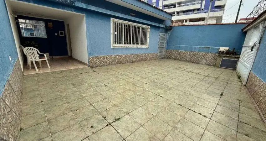 Casa isolada na aviação 3 dorm com edicula - apenas 250 metros da praia $850 mil