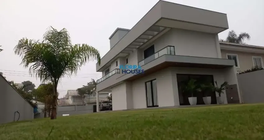 Excelente casa com 3 suítes, localizada em área nobre a 220m do mar.