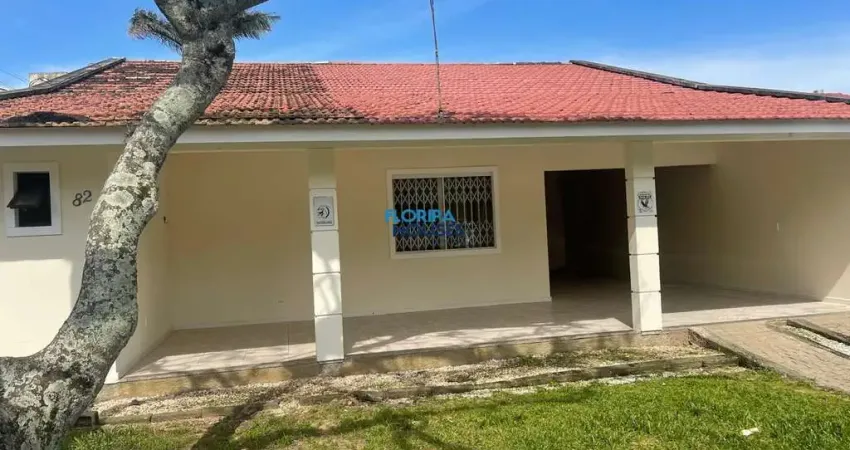 Casa com 03 dormitórios em amplo terreno e excelente localização