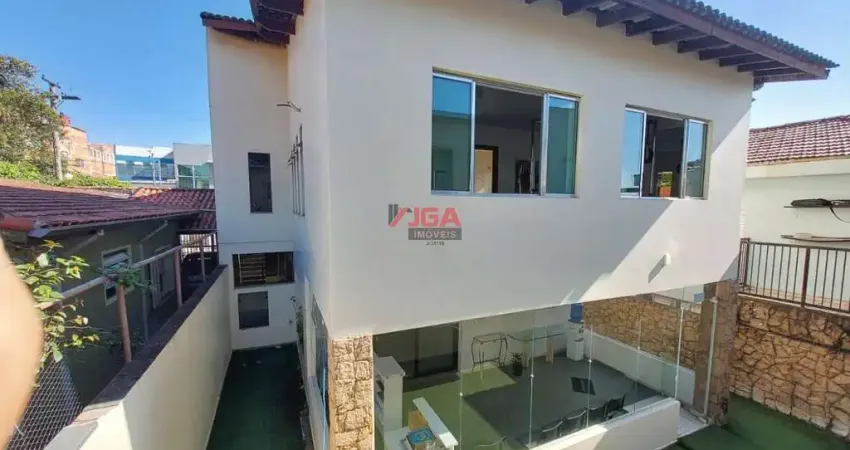 Sobrado à venda em São Paulo-SP: 3 quartos, 1 suíte, 1 sala, 5 banheiros, 2 vagas, 213m² no Jardim Consórcio!