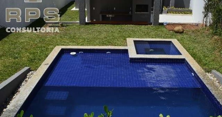 Linda casa à venda na Vila Santista em Atibaia, 03 suítes, lareira, piscina e área gourmet com churrasqueira